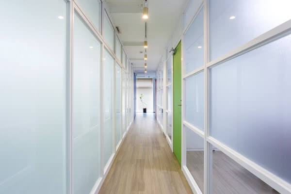 オフィスデザイン事例|株式会社オー・アール・ビー 開放感たっぷりな廊下