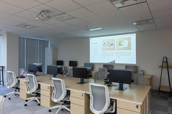 オフィスデザイン事例|株式会社ノハナ壁にプロジェクターを投影可能