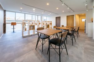 オフィスデザイン事例|株式会社明治クッカー_フリースペース_モダンデザイン