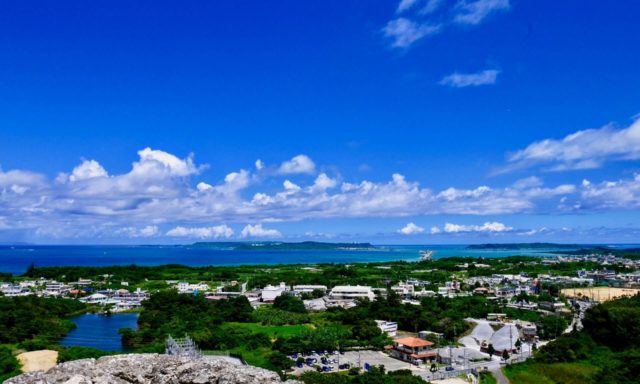 創業の地である沖縄を感じられるオフィスデザイン