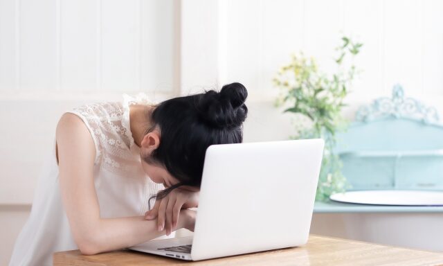 オフィスワークで長時間椅子に座り続けるけると危ない?オフィス内でも起こりうる健康被害とは