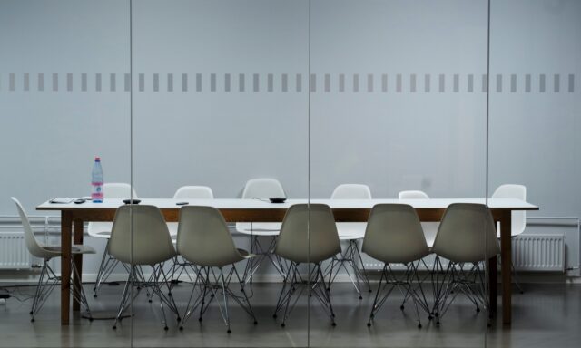 デスクとの最適なスペース寸法とオフィスのレイアウトパターンを解説